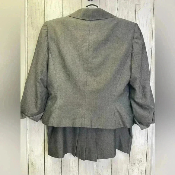 Tahari Gray two piece skirt suit size 8p - Picture 2 of 15